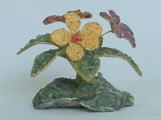 Drei Blumen (± 7 cm) mit Amethyst, gelbem Jaspis und Jaspis